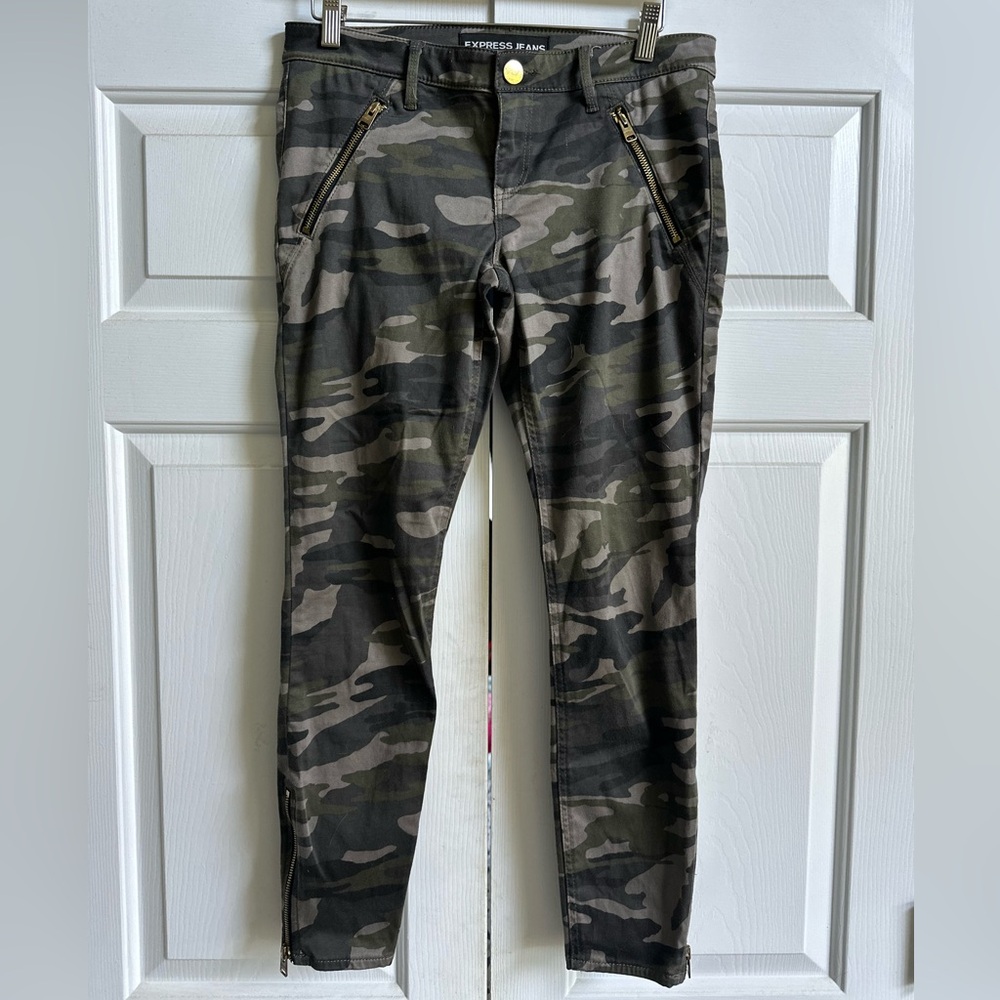 Express Ankle Jeggings, size 6, camouflaged print with gold zipper accents.